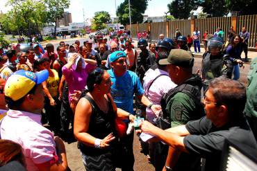 ¡ATENCIÓN! Reportan situación tensa entre la GNB y buhoneros de Petare: hacen tiros al aire