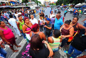 ¡DIRECTO AL INCAPAZ! Buhoneros: «Si el pueblo consiguiera comida no nos comprarían a nosotros»