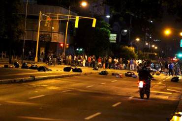 ¡DESPERTARON AL DEMONIO! Colectivos protestaron en Chacao (+ Fotos)