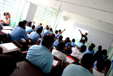 ¡SOLO EN REVOLUCIÓN! FVM: Sueldos miserables de maestros afectan la calidad de la educación