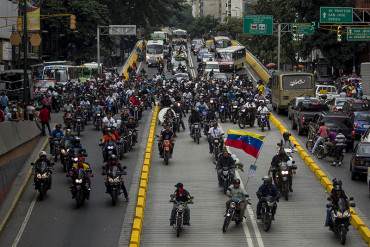 ¡TENSIÓN AL MÁXIMO! Entre policías y colectivos armados pasó el cortejo de Odreman (+ Videos)