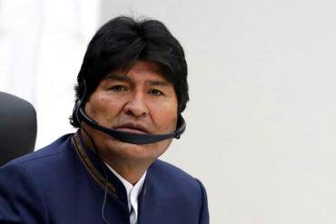 ¡EN PLENA CUMBRE DEL ALBA! Evo Morales y su peculiar manera de usar los audífonos (+Fotos)