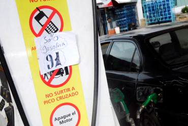 ¡INCREÍBLE! Descomunales colas se hicieron para surtir gasolina: «Solo hay 91» aseguran (+Fotos)