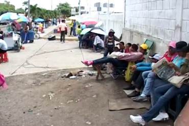 ¡LA SUPREMA FELICIDAD! Duermen hasta 7 días en la calle por miserable saco de cemento (Video)