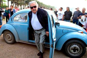 ¡TOMA NOTA NICOLÁS! Mujica llegó a votar en su humilde y «viejito» Volkswagen Fusca (+Fotos)