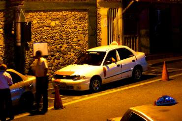 ¡SUCEDE EN LA PATRIA! Taxista se quedó accidentado y dos motorizados le cayeron a tiros