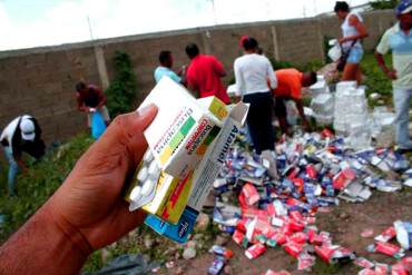 ¡ASÍ DE MAL ESTAMOS! Botan bultos de medicinas vencidas… ¡Y LA GENTE LOS AGARRA!