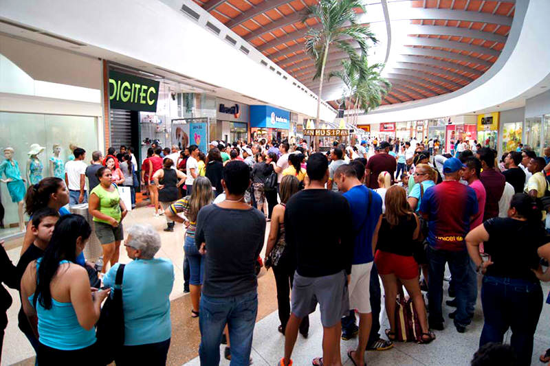 Colas-para-comprar-sambil-centro-comercial-tienda