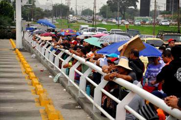 ¡DESASTRE! Detienen a 5 personas por negociar puestos en colas de Daka: Cobraban Bs. 10.000