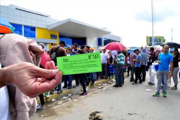 ¡INCREÍBLE HUMILLACIÓN! Asignarán 600 números a quienes amanezcan en Daka bajo lluvia y sol