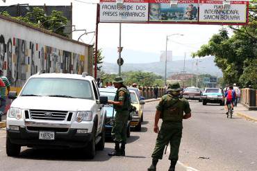 ¡SIN LEY NI GOBIERNO! Militares ayudan a contrabandear leche desde Venezuela hacia Colombia