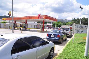 ¿A PASO DE VENCEDORES? Venezolanos empujan sus autos para adquirir gasolina