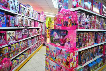 ¡SE AVECINA OTRO DAKAZO! Gobierno OBLIGÓ a empresas a vender Barbies a «precio justo»: Bs. 250