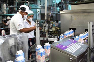 ¡PAÍS EN PICADA! Industria láctea está a un mes de paralizar su producción por falta de insumos