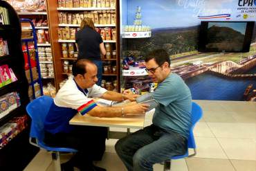 A Laureano Márquez se le bajó la tensión al entrar en supermercado panameño… ¡NO ES PA’ MENOS!