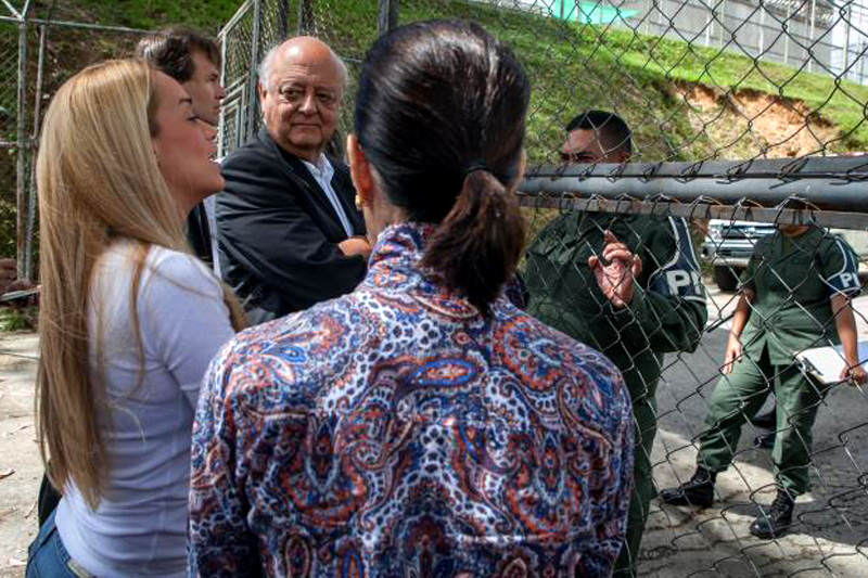 Lilian-Tintori-en-Carcel-de-Ramo-Verde-visitando-a-Leopoldo-Lopez-2-800x533