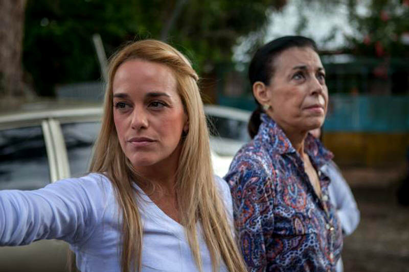 Lilian-Tintori-en-Carcel-de-Ramo-Verde-visitando-a-Leopoldo-Lopez-3-800x533