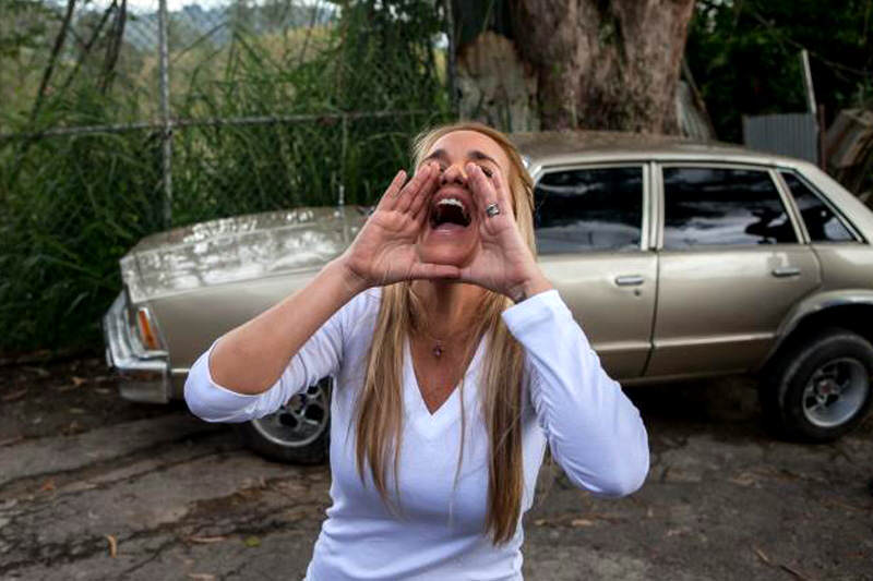 Lilian-Tintori-en-Carcel-de-Ramo-Verde-visitando-a-Leopoldo-Lopez-4-800x533