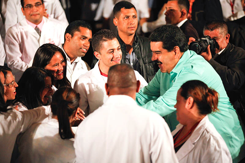 Maduro-con-estudiantes-de-medicina