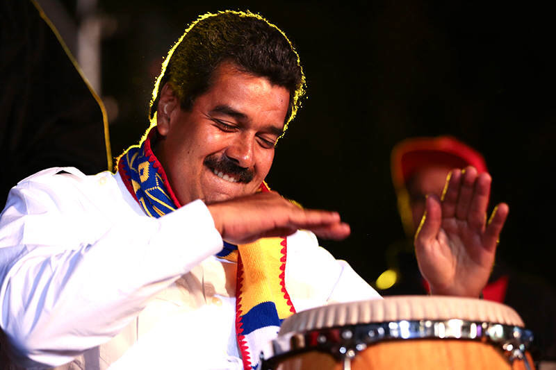 Maduro-rie-burla-musica-tocando-bailando