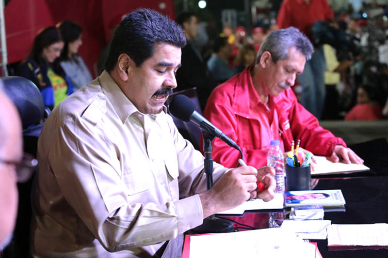 Nicolas-Maduro-en-rueda-de-prensa-11302014-800x533