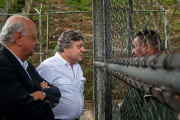¡SIGUE EL RÉGIMEN Y SUS ABUSOS! Expulsan a padre de Leopoldo López y periodistas de sala de juicio