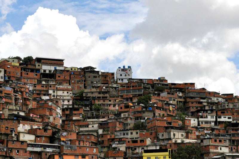 Petare-de-Noche-Barrios-de-Caracas-por-Robert-Stromberg-800x533