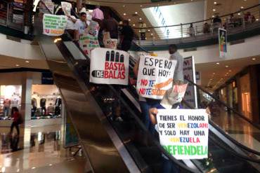 ¡CREATIVA PROTESTA! En Sambil Valencia: «Somos cara de bolsas solo si lo permitimos» (+Fotos)