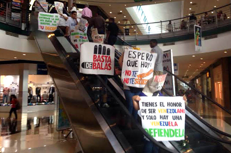 Protesta-en-Sambil-Valencia-Venezuela-somos-cara-de-bolsas-solo-si-lo-permitimos--2800x533