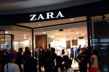 ¡INSÓLITO PAÍS! Venezolanos pagan hasta 700 Bs. por conseguir un puesto en la cola de Zara