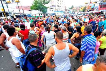 ¡SE ALZAN CONTRA MADURO! Buhoneros protestaron por controles y cobros de «vacunas» (+Foto)