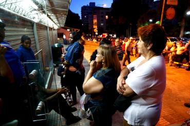 ¡TAPANDO SOL CON UN DEDO! Gobernador chavista prohíbe colas nocturnas en supermercados