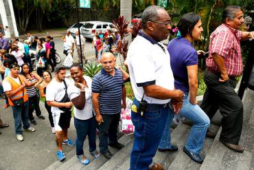 ¡SOLO EN SOCIALISMO! En Venezuela es más fácil comprar un ARMA que MEDICAMENTOS