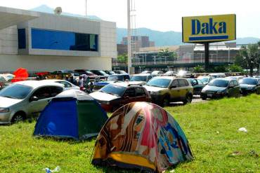 ¡MÁXIMA HUMILLACIÓN! Días de cola durmiendo en la CALLE para comprar electrodomésticos baratos