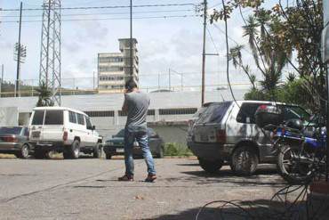 ¡ROBO MASIVO! Desvalijaron 50 carros en el estacionamiento de la UCV