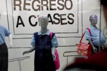 ¡IMPACTANTE! Maniquíes escolares de «embarazadas» adornan vitrinas en Venezuela ¿POR QUÉ?