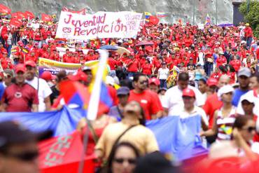 Maduro recibe a estudiantes «bolivarianos y chavistas» en Miraflores… ¡SIN GNB NI GAS DEL BUENO!