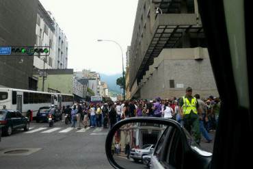 ¡CONTRA EL DICTADOR! Reportan protesta de educadores a pocos metros de Miraflores (+ Fotos)