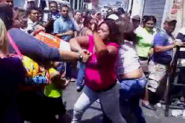 ¡TRIFULCA POR COMIDA! Cola para comprar harina termina en PELEA SALVAJE entre mujeres (+Video)