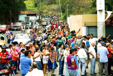 ¡AMOR CON HAMBRE NO DURA! Pobres decepcionados de Maduro por alza de precios y escasez