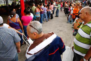 ¡SIGUEN LAS DESGRACIAS! Anciana muere aplastada por estampida humana en cola de Mercal