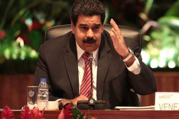 ¡GRAN CINISMO! Maduro quiere seguir REGALANDO petróleo pese a la caída de precios del crudo