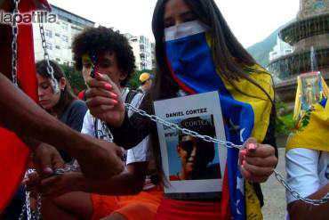 ¡SE ACTIVA LA CALLE! Jóvenes se encadenan en Altamira para exigir liberación de estudiantes (+Fotos)