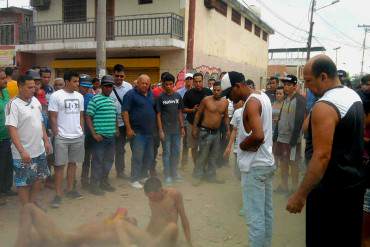 ¡TERRIBLE! Vecinos en Valencia tomaron la justicia por sus manos y atraparon a tres delincuentes