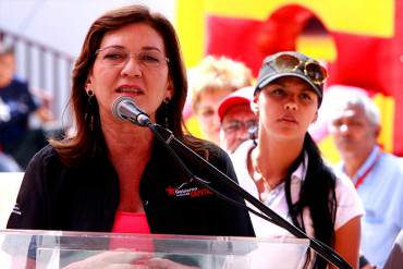 ¡SIN DESPERDICIO! Chavista barre el piso con Jacqueline: «Si tuviera vergüenza pediría perdón»