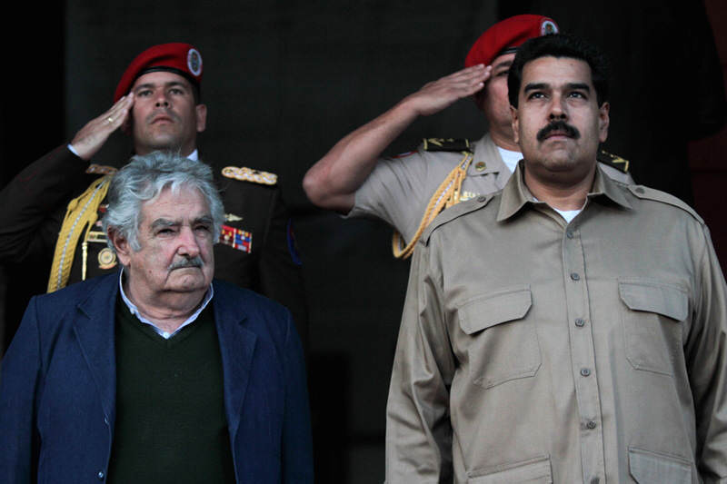 Jose-Pepe-Mujica-Presidente-de-Uruguay-con-Nicolas-Maduro-800x533