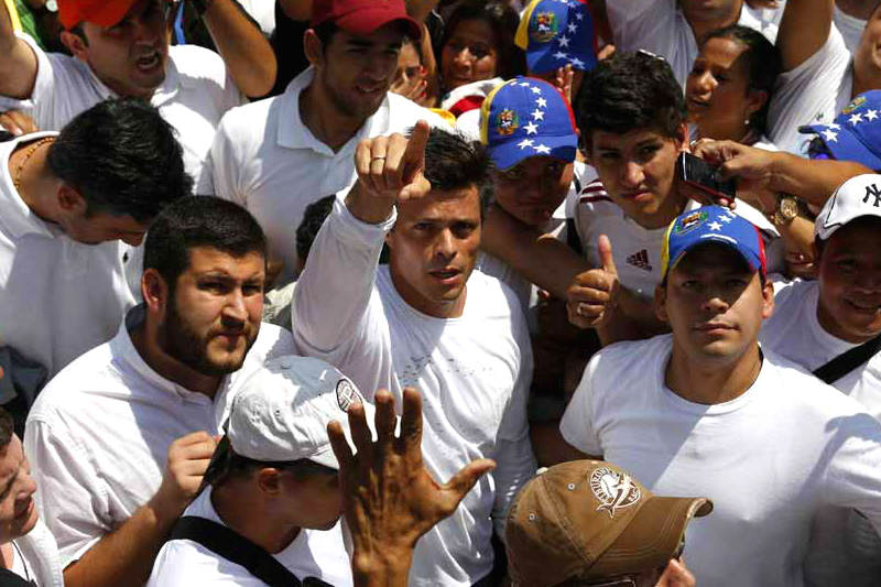 Leopoldo-Lopez-en-su-entrega-18F-Venezuela-DDHH-800x533