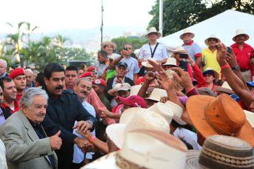 ¡EL PAÍS EN MÁXIMA MISERIA Y…! Maduro creará un canal de televisión «para los campesinos»