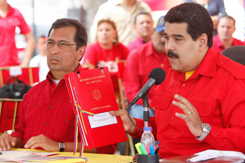 Nicolas-Maduro-con-Adam-Chavez-sobre-la-baja-del-petroleo-800x533
