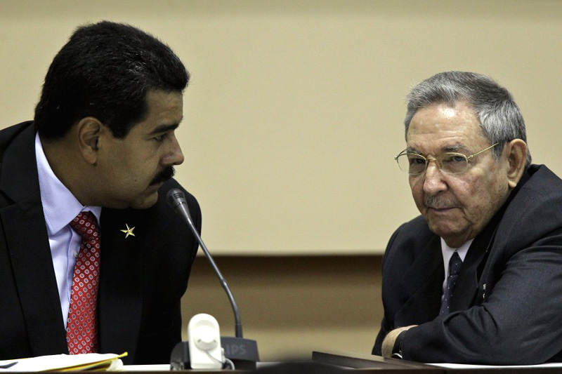 Nicolas-Maduro-con-Raul-Castro-800x533